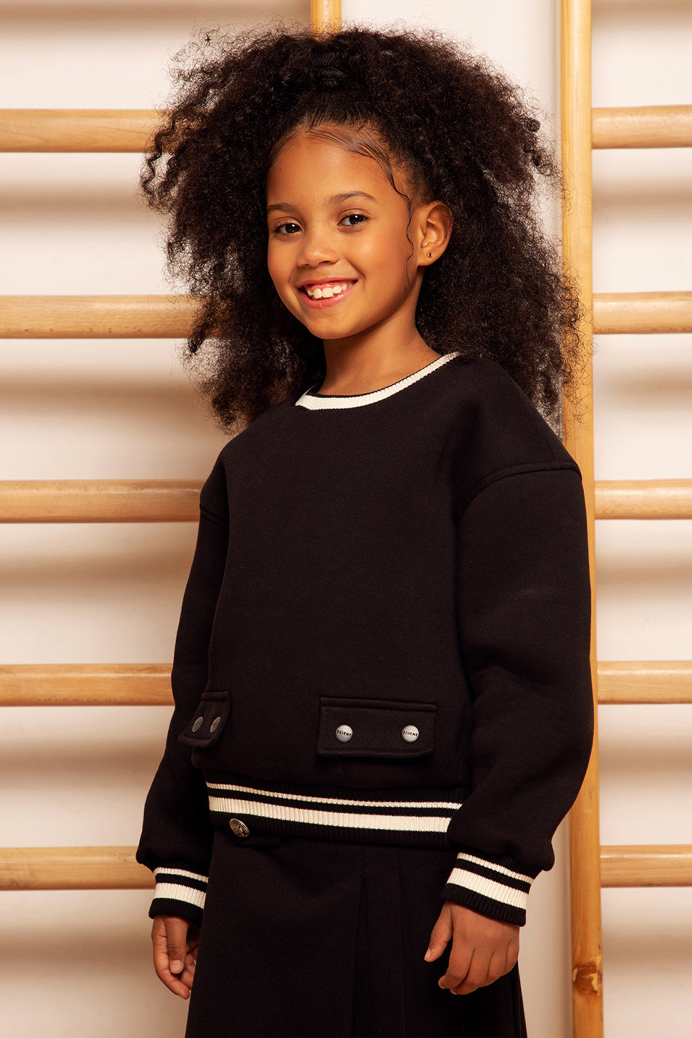 Черен суитшърт