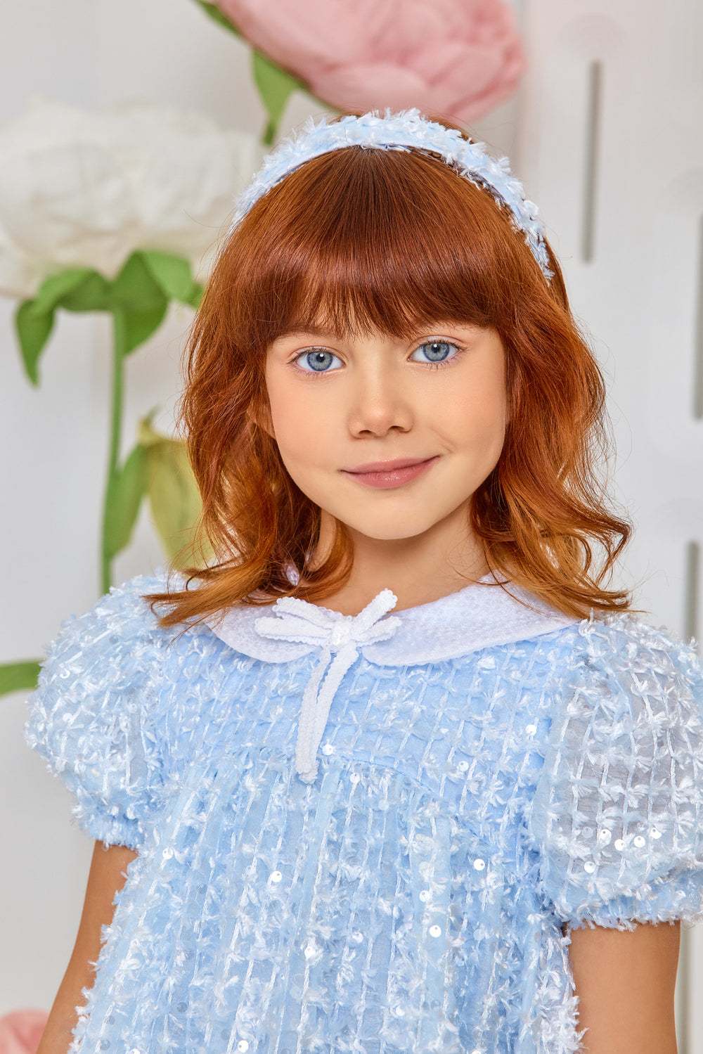 Синя рокля с пайети, яка и панделка