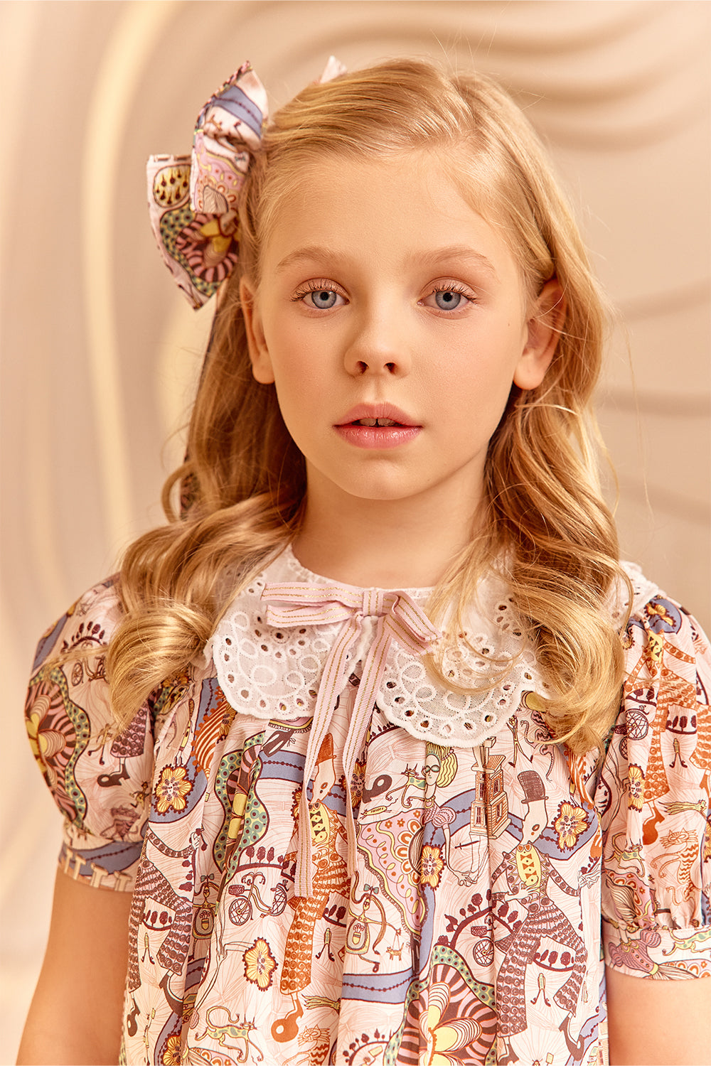 Бяла памучна рокля Liberty London с весели създания, яка и панделка