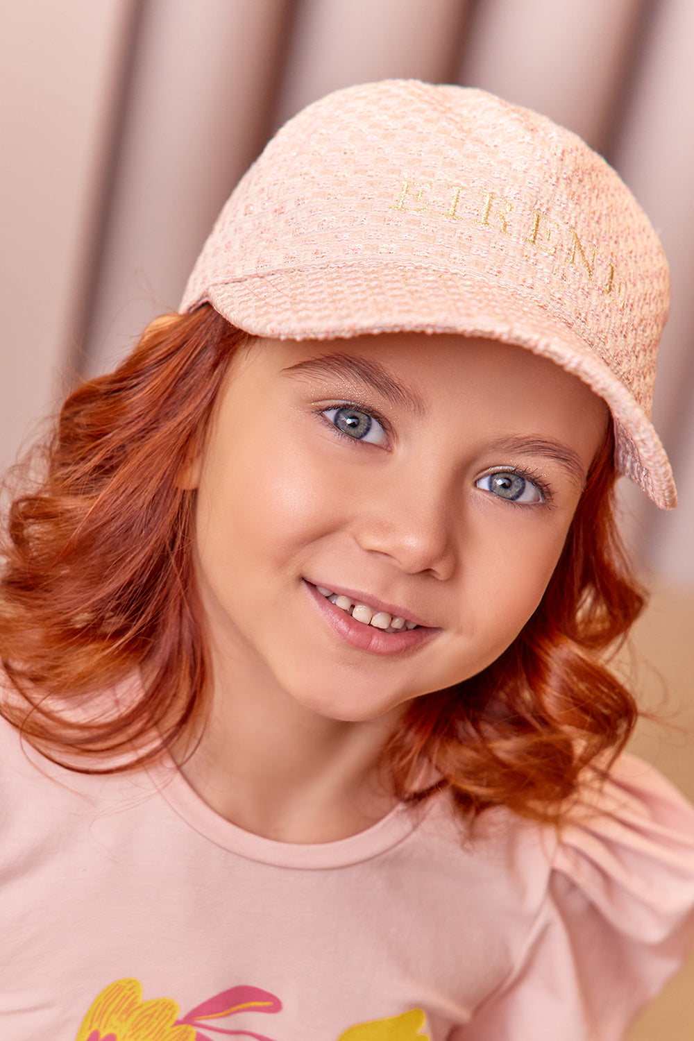 Розова и златна бейзболна шапка от туид с лого