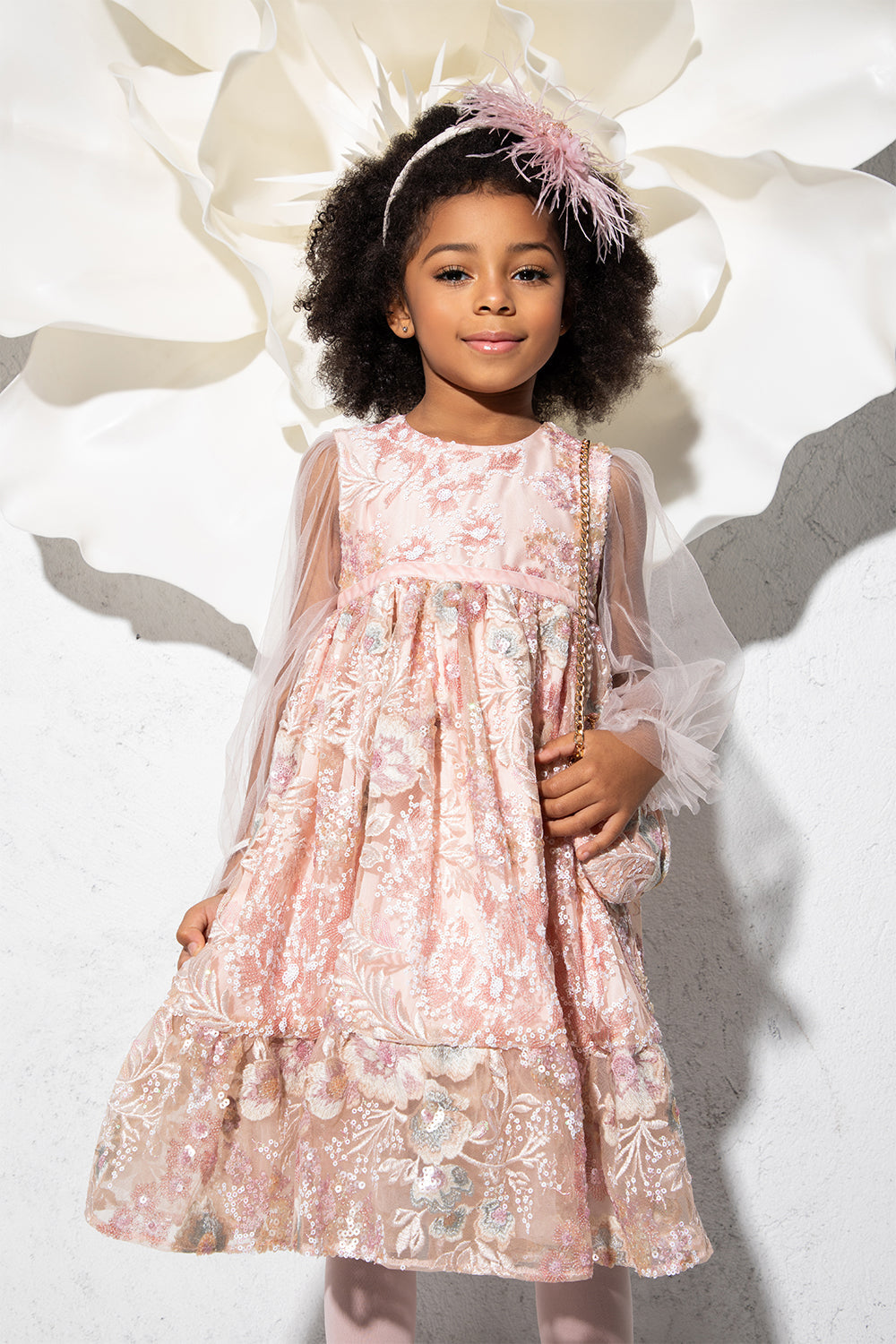 Светлорозова рокля с бродирани пайети, флорална дантела и тюл с тюлени ръкави