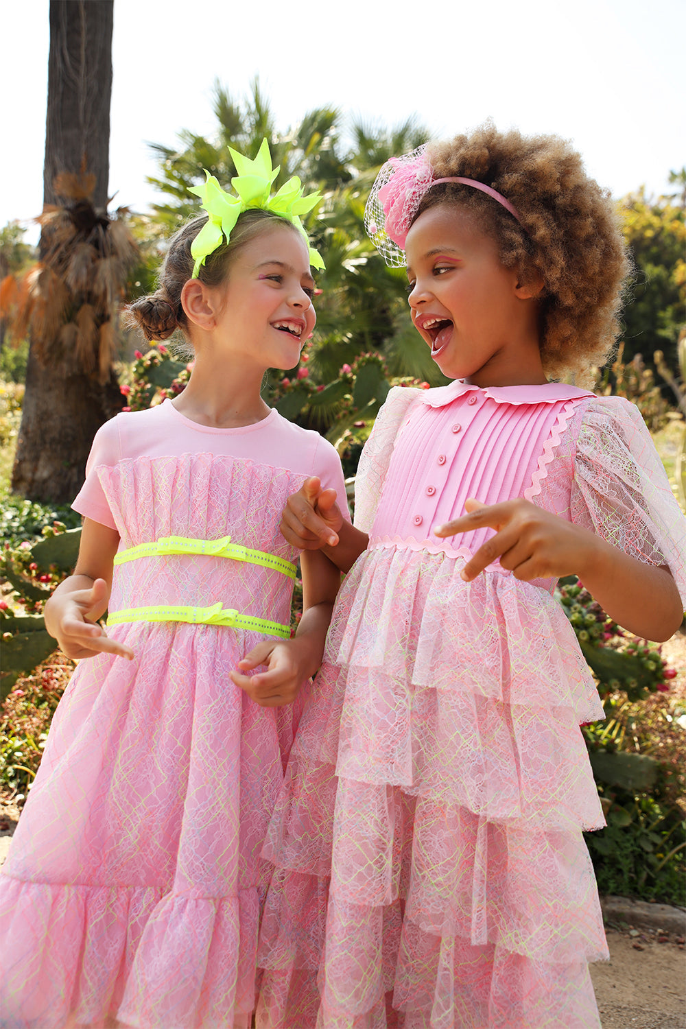 Рокля с многоцветна неонова дантела в розово и зелено/жълто с розов памучен преден детайл и яка