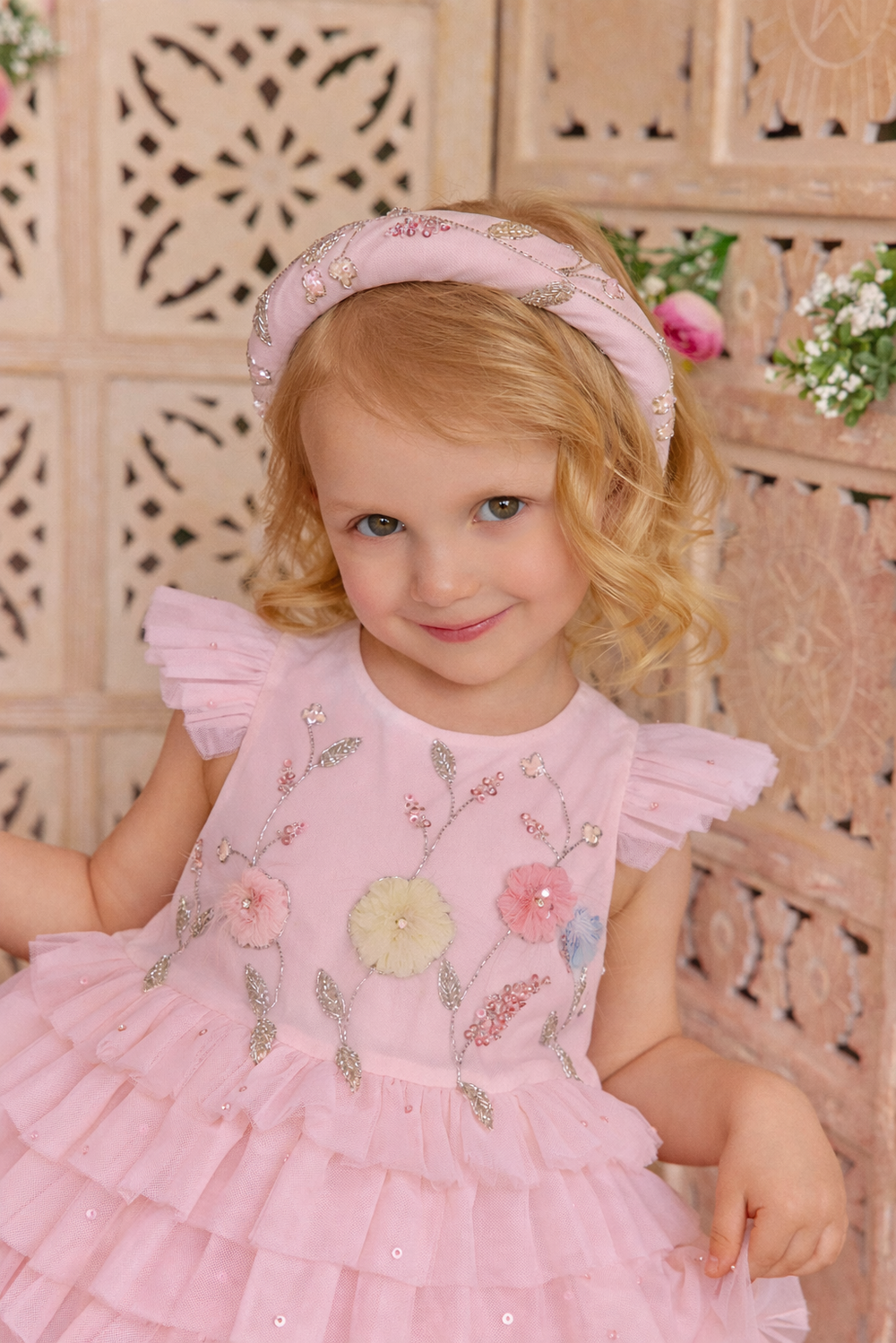 Момиче в розова рокля с флорална бродерия и подходяща диадема