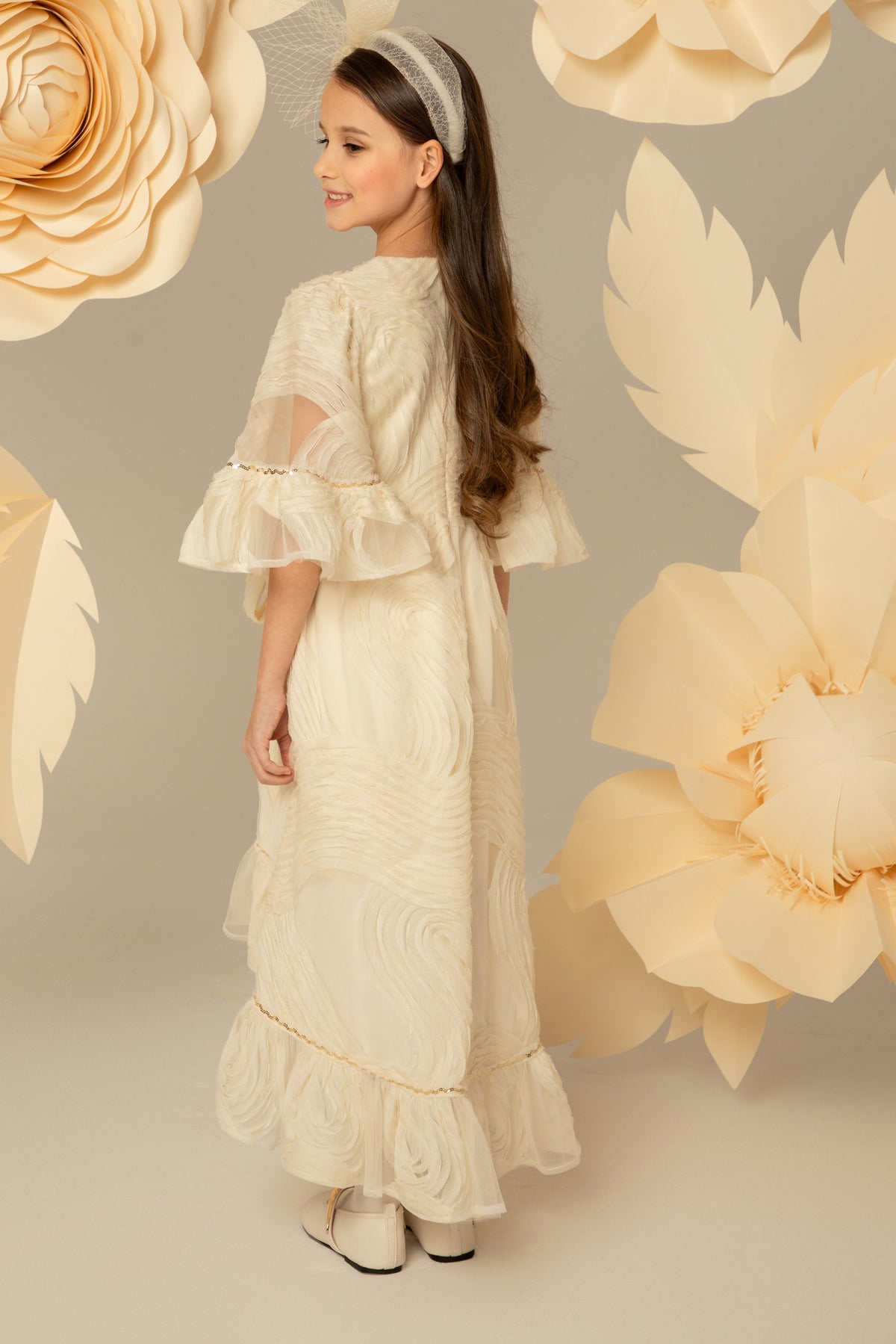 Странична визия на многопластовата шифонена пола