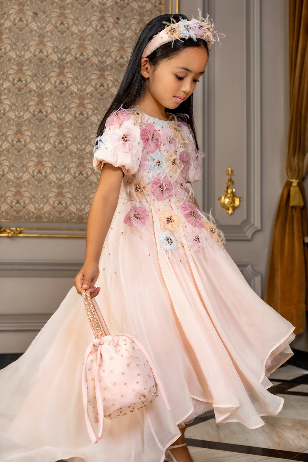 Ръчно изработена бледо розова чанта с златни кристали