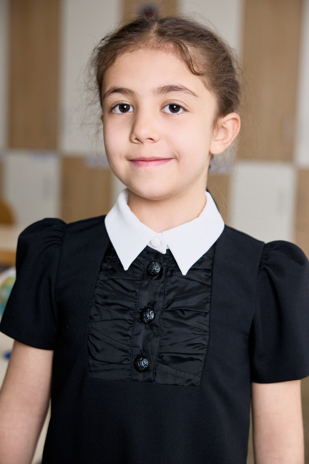 Черна елегантна рокля с бяла яка 